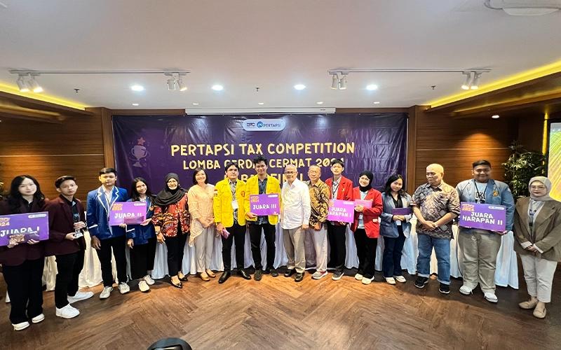 Para pemenang PERTAPSI Tax Competition 2024 beserta para juri dan Ketua Umum PERTAPSI Darussalam (kemeja putih, tengah).