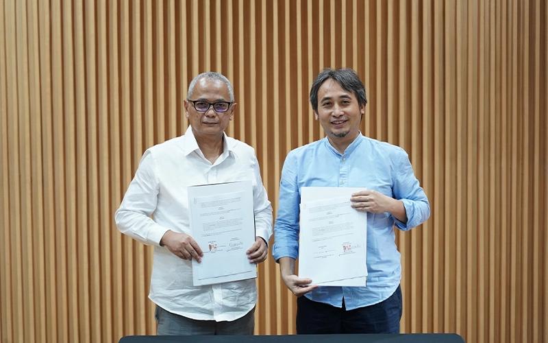 Dekan FEB UI Teguh Dartanto (kanan) dan Founder DDTC Darussalam (kiri) usai menandatangani naskah MoU pendidikan pajak, Rabu (6/3/2024).