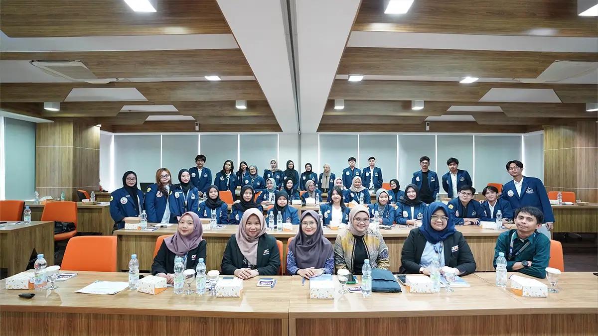 Anggota D’Generation of Tax, mahasiswa jurusan Akuntansi Perpajakan Universitas Trisakti angkatan 2022 dan 2023, serta dosen pendamping dalam company visit di Menara DDTC, Kamis (13/6/2024).