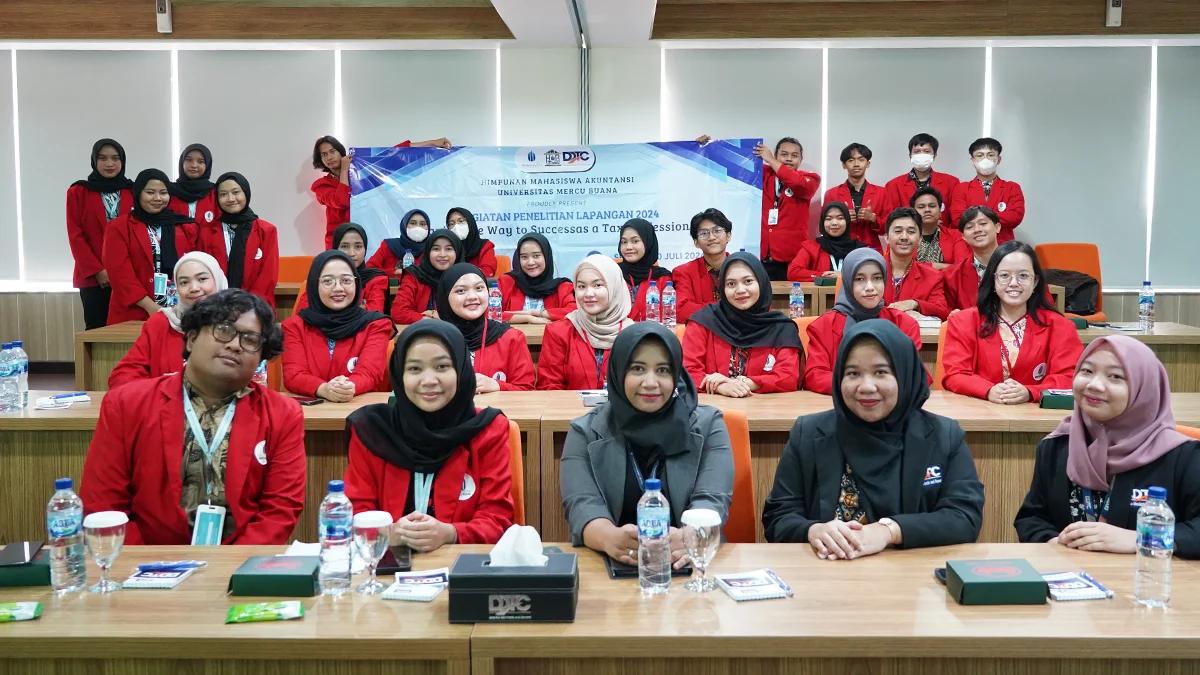 Suasana foto bersama mahasiswa akuntansi FEB Universitas Mercu Buana, dosen pendamping, dan pembicara dari DDTC.