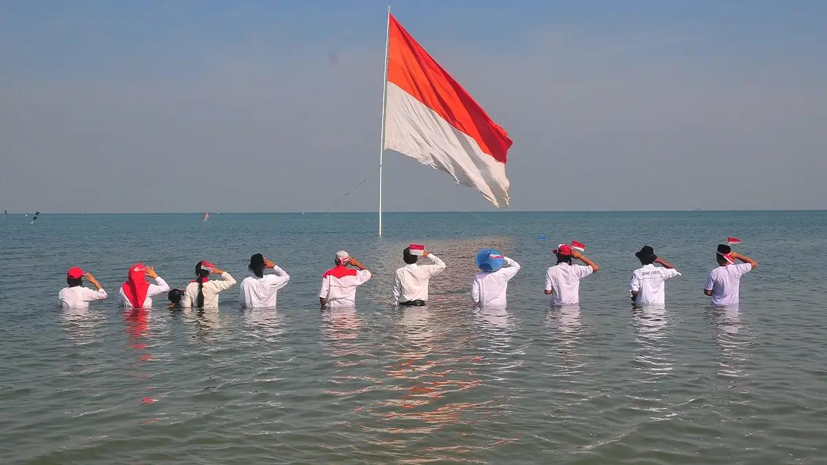 Sejumlah peserta memberi hormat saat mengikuti upacara pengibaran bendera Merah Putih di Pantai Pelayaran, Desa Karangkebagusan, Jepara, Jawa Tengah, Sabtu (17/8/2024). Upacara yang diikuti puluhan peserta yang terdiri nelayan, pedagang, hingga pelajar tersebut untuk memperingati HUT ke-79 Kemerdekaan Republik Indonesia. ANTARA FOTO/Yusuf Nugroho/wpa.