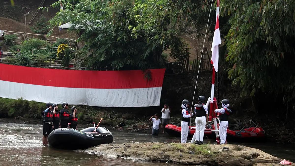 Peserta memberi hormat saat mengikuti upacara pengibaran bendera Merah Putih di Sungai Ciliwung, GDC, Depok, Jawa Barat, Sabtu (17/8/2024). Kegiatan yang diselenggarakan Komunitas Ciliwung Depok tersebut dalam rangka memperingati HUT ke-79 Kemerdekaan Republik Indonesia. ANTARA FOTO/Yulius Satria Wijaya/wpa.