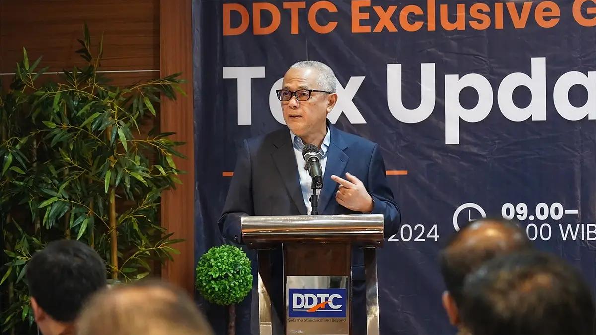 Founder DDTC Darussalam saat membuka Exclusive Gathering 2024, Kamis (29/8/2024). Acara ini merupakan rangkaian dari peringatan HUT ke-17, dengan mengundang 52 klien yang berasal dari berbagai sektor. Ke depan, gathering serta acara serupa akan digelar secara berkala oleh DDTC. Hal ini mengingat pelaksanaan satu kali acara belum dapat mencakup seluruh klien serta stakeholder lainnya.