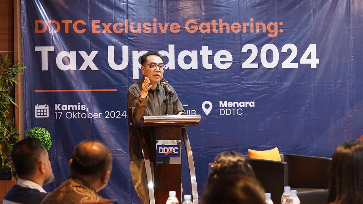 Founder DDTC Danny Septriadi memberikan sambutan dalam DDTC Exclusive Gathering: Tax Update 2024. Dalam sambutannya, Danny menekankan bahwa dalam mengoptimalkan penerimaan negara, pemerintah dinilai perlu untuk mendorong kepastian hukum di bidang pajak.