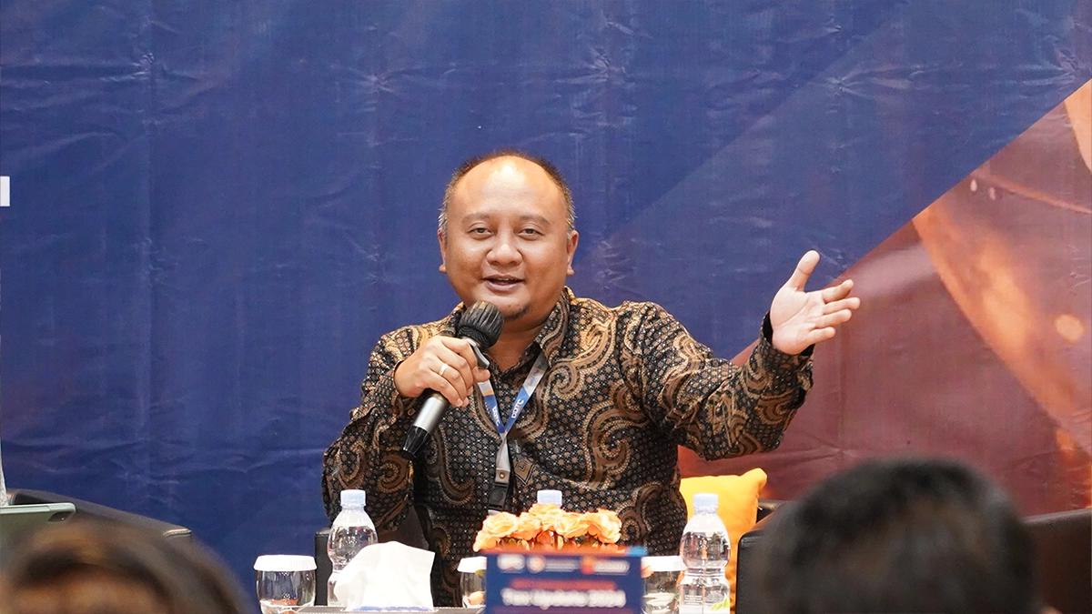 Director Fiscal Research & Advisory DDTC B. Bawono Kristiaji memberikan paparannya dalam DDTC Exclusive Gathering: Tax Update 2024. Bawono mewanti-wanti kepada klien yang hadir untuk mengantisipasi pengaruh dari dinamika politik terhadap kebijakan pajak ke depannya.