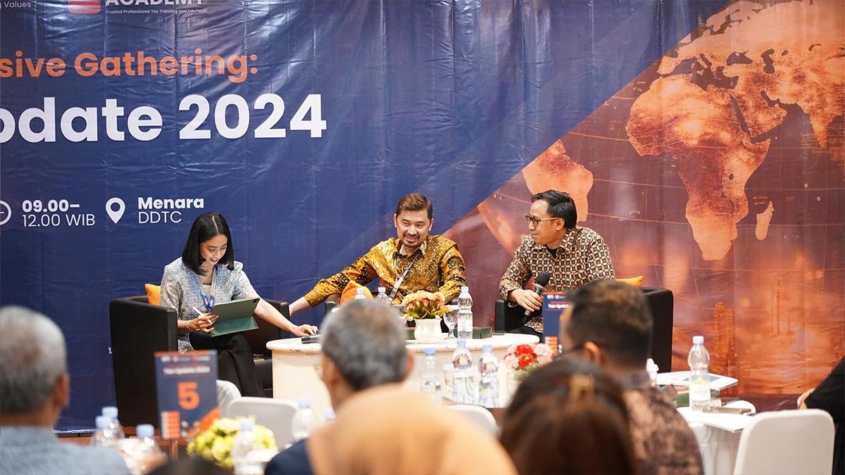 Transfer Pricing Leader and Senior Advisor DDTC Consulting Romi Irawan (tengah), Partner of DDTC Consulting Yusuf Wangko Ngantung (kanan), dan Tax Expert CEO Office DDTC Atike Ritmelina Marhani (kiri) sebagai moderator dalam DDTC Exclusive Gathering: Tax Update 2024 di Menara DDTC, Kamis (17/10/2024).