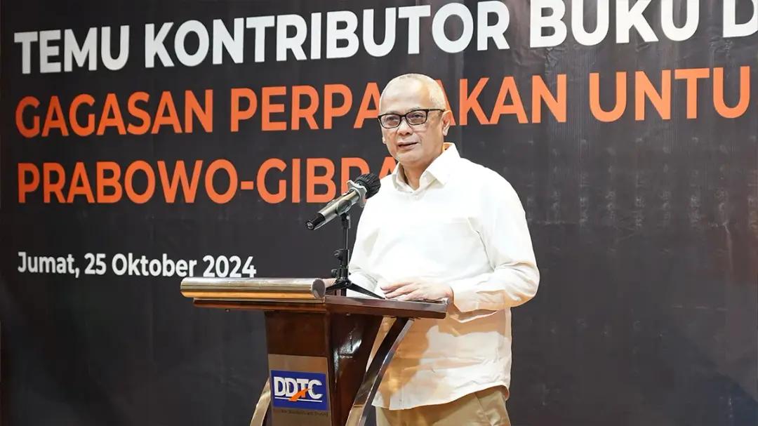 Founder DDTC Darussalam memberikan sambutan pada malam puncak Temu Kontributor Buku DDTC: Gagasan Perpajakan untuk Prabowo-Gibran di Menara DDTC, Jumat (26/10/2024).