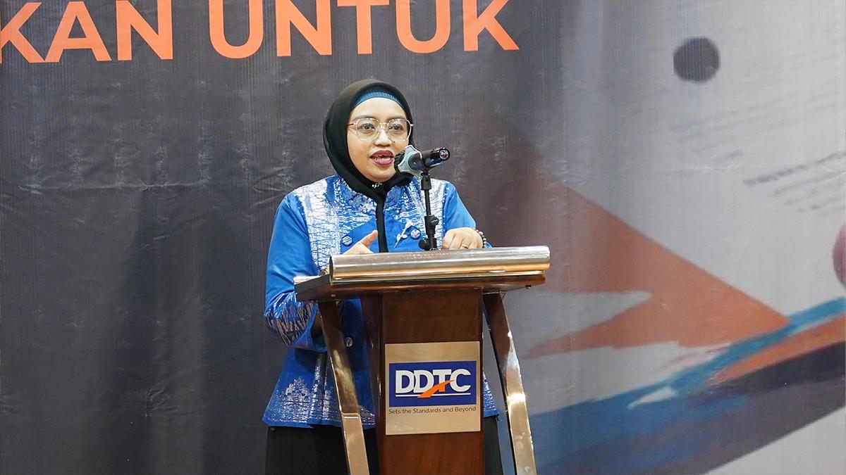 Gita Arasy Harwida, selaku Penasihat Tax Center Universitas Trunojoyo Madura (UTM) sekaligus Sekretaris II Perkumpulan Tax Center dan Akademisi Pajak Seluruh Indonesia (PERTAPSI) saat memberikan sambutan pada malam puncak Temu Kontributor Buku DDTC: Gagasan Perpajakan untuk Prabowo-Gibran, Jumat (26/10/2024). Gita sekaligus merupakan salah satu juri dalam Lomba Menulis Artikel Pajak DDTCNews 2024.