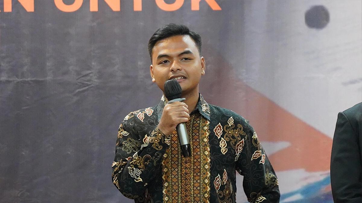 Salah satu kontributor buku Gagasan Perpajakan untuk Prabowo-Gibran, Muhammad Adzka Isma, saat memberikan testimoni. Adzka merupakan Juara Harapan III dalam lomba menulis, dengan artikelnya berjudul Meninjau Kembali Arah Kebijakan Pajak Internasional Indonesia.