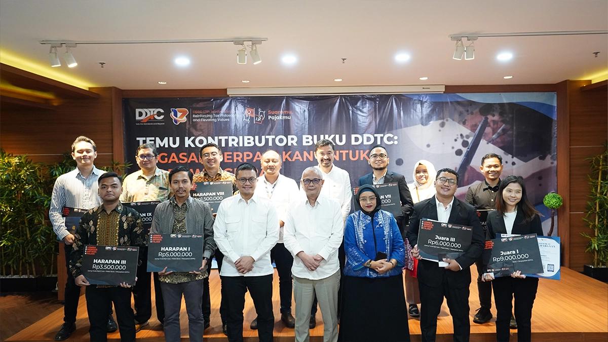 Seluruh pemenang Lomba Menulis Artikel Pajak DDTCNews 2024 berfoto bersama Founder DDTC Darussalam, Penasihat Tax Center Universitas Trunojoyo Madura (UTM) Gita Arasy Harwida, Director of DDTC Fiscal Research & Advisory Bawono Kristiaji, Transfer Pricing Leader & Senior Advisor DDTC Consulting Romi Irawan, dan Managing Partner of DDTC Consulting David Hamzah Damian.