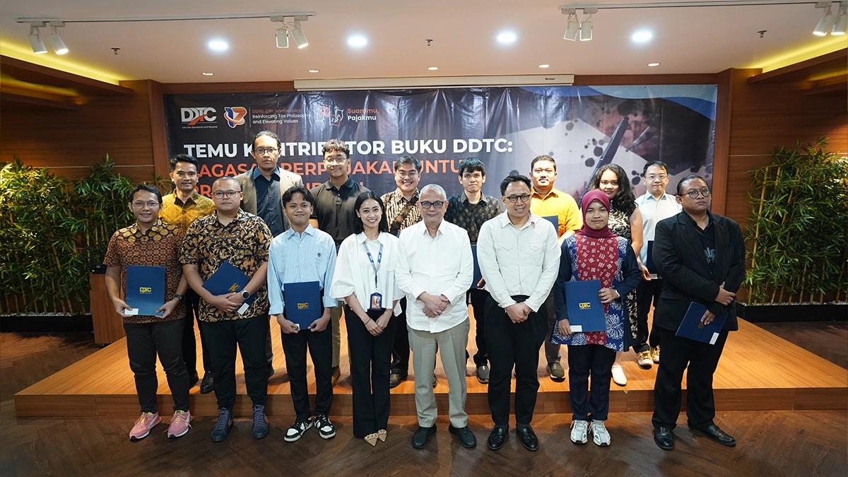 Seluruh kontributor buku Gagasan Perpajakan untuk Prabowo-Gibran berfoto bersama Founder DDTC Darussalam, Partner DDTC Consulting Yusuf Wangko Ngantung, dan Tax Expert, CEO Office of DDTC Atike Ritmelina Marhani.