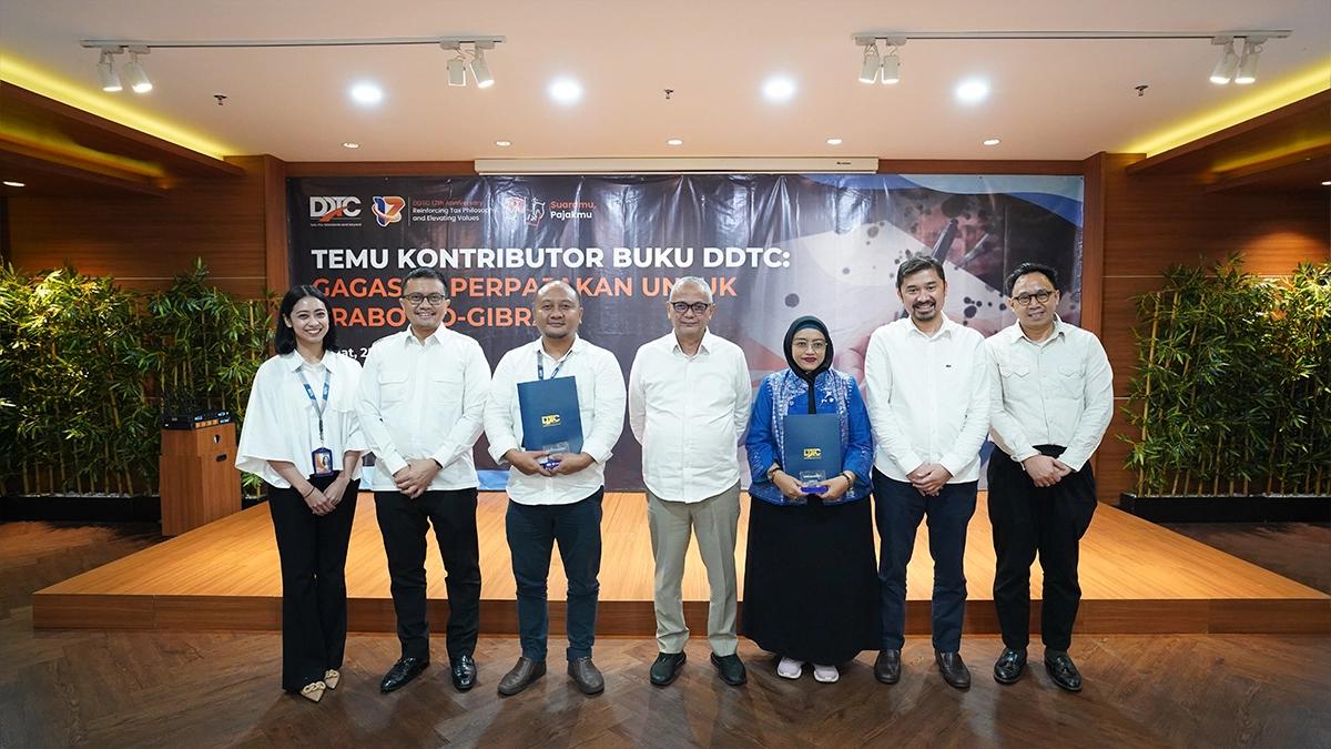 Kiri ke kanan: Tax Expert, CEO Office of DDTC Atika Ritmelina Marhani, Managing Partner of DDTC Consulting David Hamzah Damian, Director of DDTC Fiscal Research & Advisory B. Bawono Kristiaji, Founder DDTC Darussalam, Penasihat Tax Center Universitas Trunojoyo Madura (UTM) Gita Arasy Harwida, Transfer Pricing Leader & Senior Advisor DDTC Consulting Romi Irawan, dan Partner DDTC Consulting Yusuf Wangko Ngantung. 