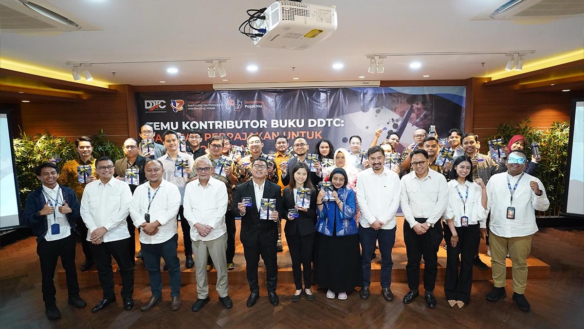 Seluruh kontributor buku Gagasan Perpajakan untuk Prabowo-Gibran berfoto bersama Founder DDTC Darussalam dan jajaran pimpinan DDTC.