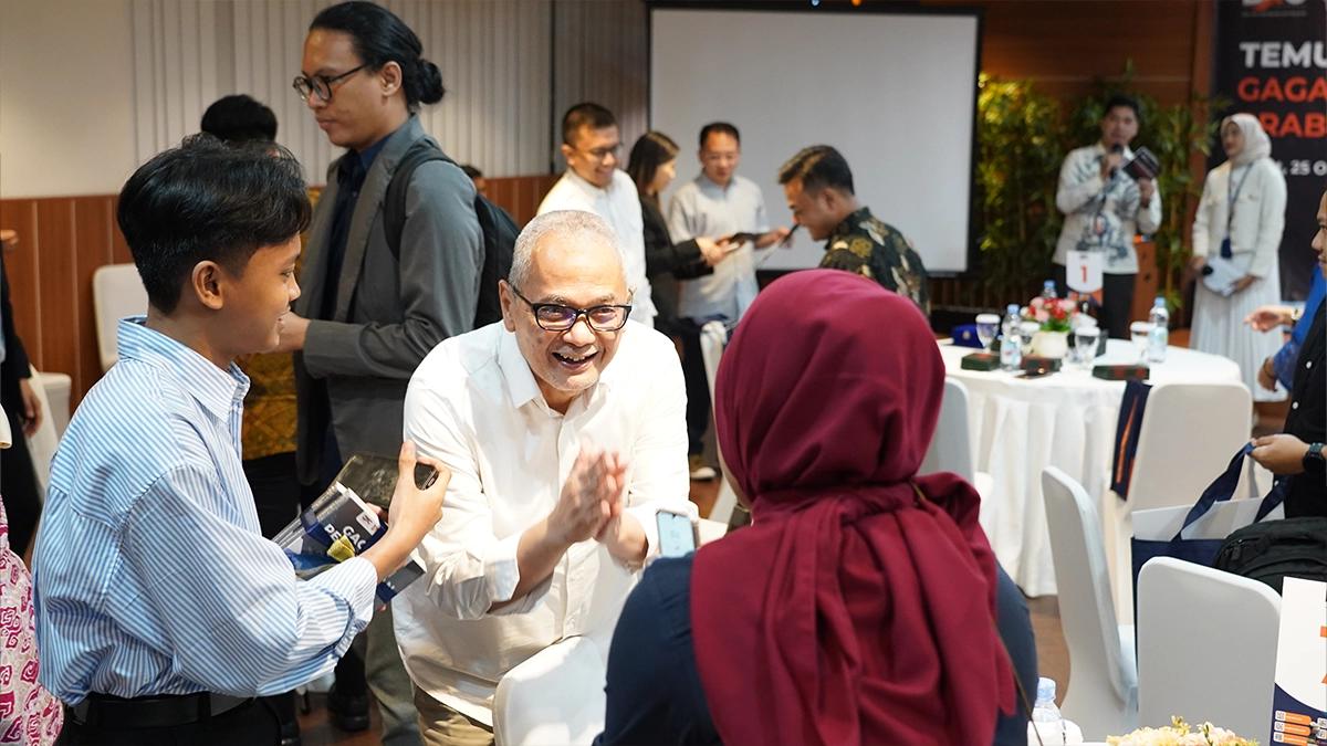 Founder DDTC Darussalam menyapa salah satu kontributor buku Gagasan Perpajakan untuk Prabowo-Gibran. 