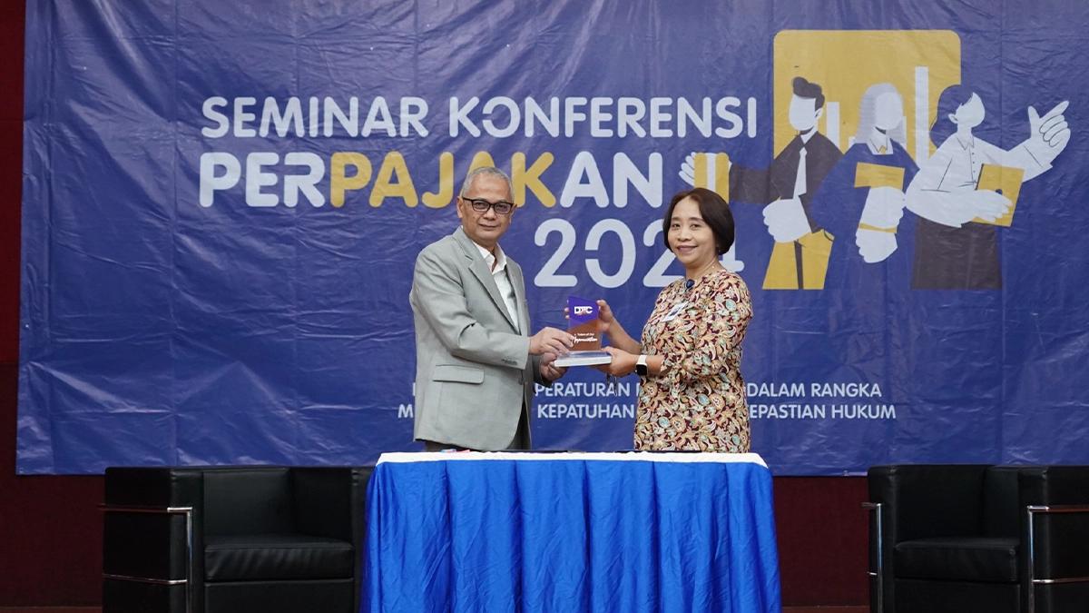 Founder DDTC Darussalam menyerahkan plakat apresiasi kepada Direktur PKN STAN Evy Mulyani usai  penandatanganan nota kesepahaman (MoU) tentang kerja sama pendidikan. Ruang lingkup nota kesepahaman antara DDTC dan PKN STAN, antara lain mencakup pendidikan, penelitian, pengabdian kepada masyarakat, dan peningkatan kualitas sumber daya manusia (SDM). MoU berlaku selama 5 tahun terhitung sejak hari ini dan dapat diperpanjang sesuai dengan kesepakatan kedua pihak.