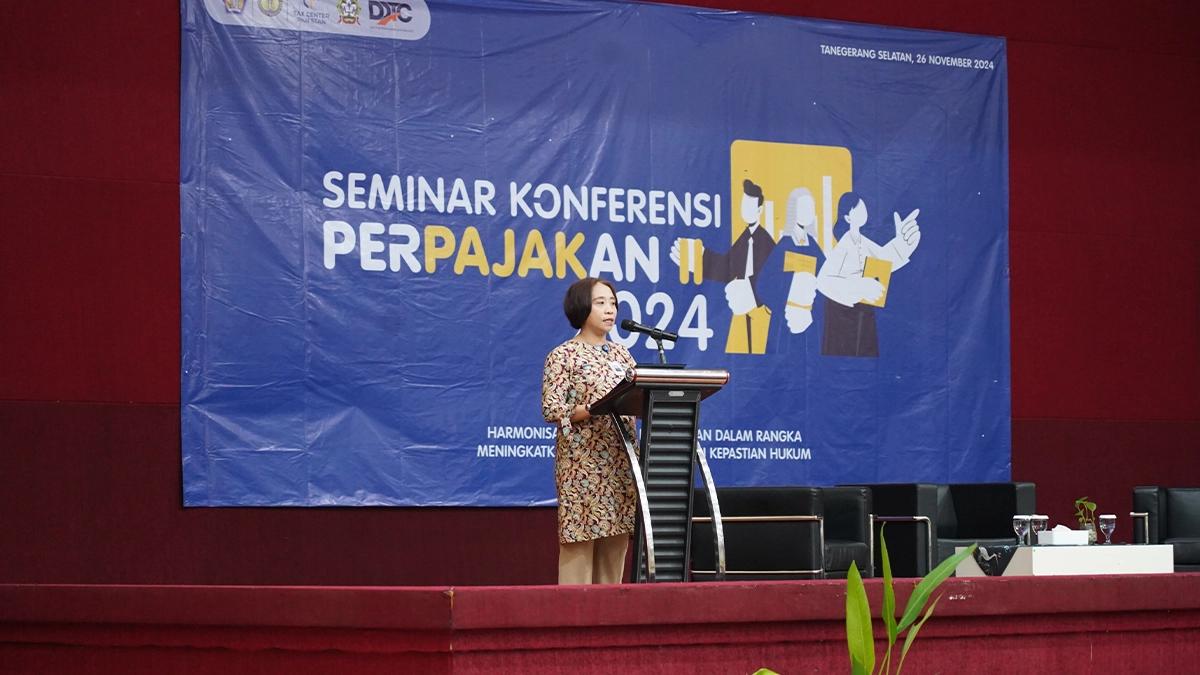 Direktur PKN STAN Evy Mulyani memberikan sambutan dan membuka acara seminar nasional perpajakan bertajuk Harmonisasi Peraturan Perpajakan dalam Rangka Meningkatkan Kepatuhan Pajak dan Kepastian Hukum di Gedung G PKN STAN, Selasa (26/11/2024).