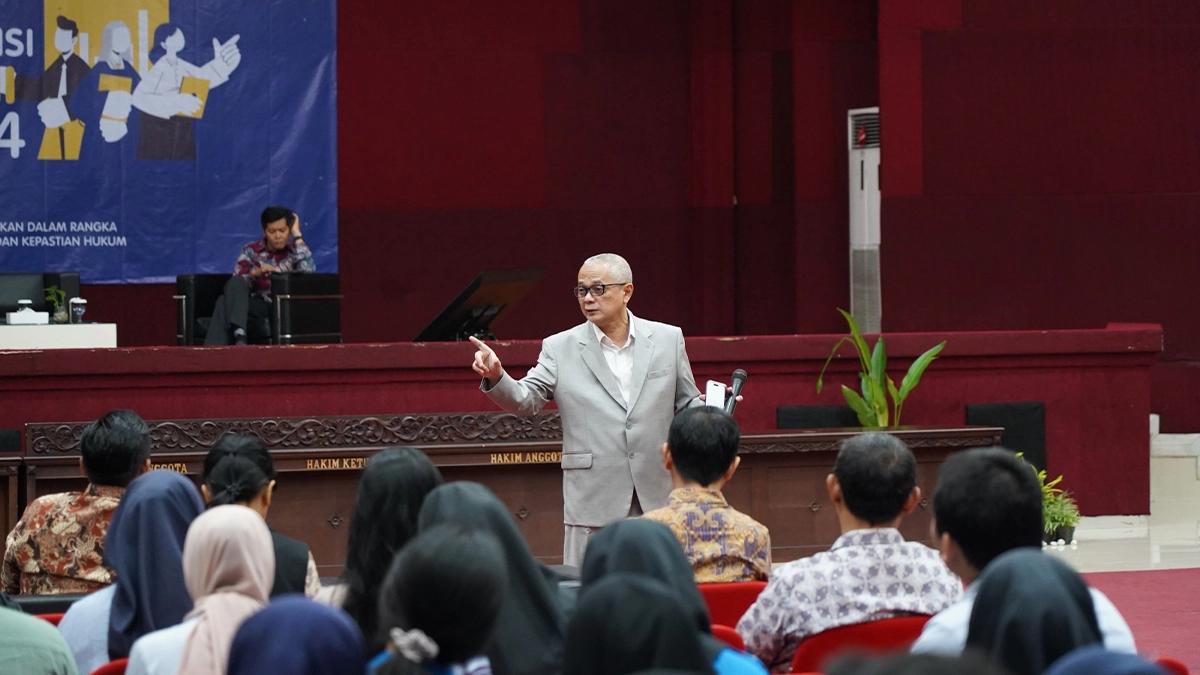 Founder DDTC Darussalam menyampaikan paparannya dalam acara seminar nasional perpajakan bertajuk Harmonisasi Peraturan Perpajakan dalam Rangka Meningkatkan Kepatuhan Pajak dan Kepastian Hukum di Gedung G PKN STAN, Selasa (26/11/2024).