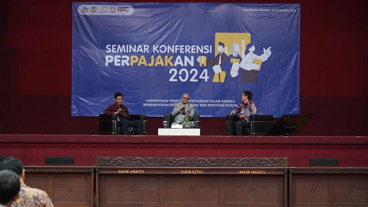 Sesi diskusi dalam acara seminar nasional perpajakan bertajuk Harmonisasi Peraturan Perpajakan dalam Rangka Meningkatkan Kepatuhan Pajak dan Kepastian Hukum di Gedung G PKN STAN, Selasa (26/11/2024). Narasumber yang hadir, dari kiri ke kanan,  Kepala Seksi Dampak Kondisi Makro Ekonomi Direktorat Potensi Kepatuhan dan Penerimaan Ditjen Pajak (DJP) Himawan Saputro, Founder DDTC Darussalam, dan dimoderatori oleh Dosen PKN STAN Primandita Fitriandi.