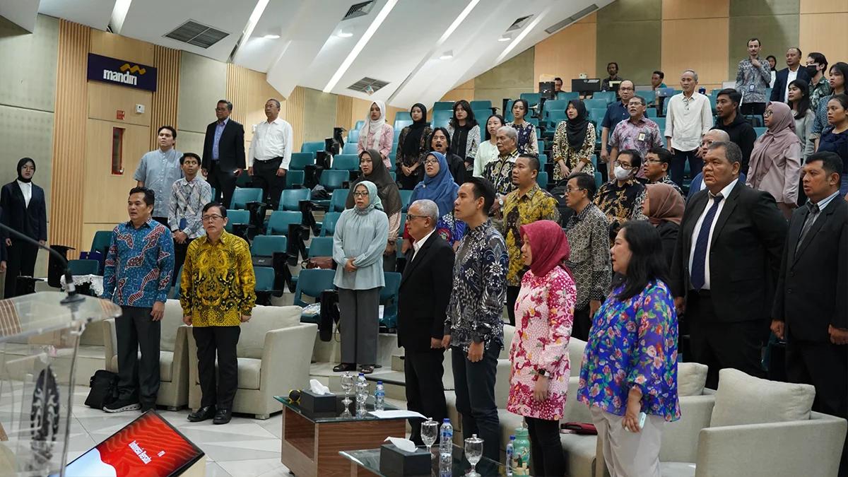 Peserta dan pembicara menyanyikan Indonesia Raya dalam acara seminar nasional tentang kuasa dan konsultan pajak yang diselenggarakan PERTAPSI pada hari ini, Kamis (28/11/2024) 