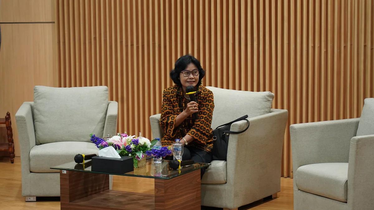 Anggota Dewan Eksekutif Lembaga Akreditasi Mandiri Sosial, Politik, Administrasi, dan Komunikasi (LAMSPAK) Sri Murni saat memberikan paparan