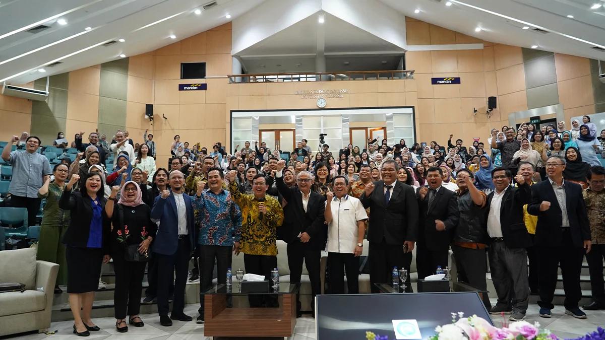 Foto bersama dengan peserta seminar nasional