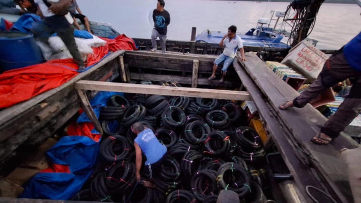 Kejar-kejaran dengan Kapal, Bea Cukai Gagalkan Penyelundupan Ban Bekas
